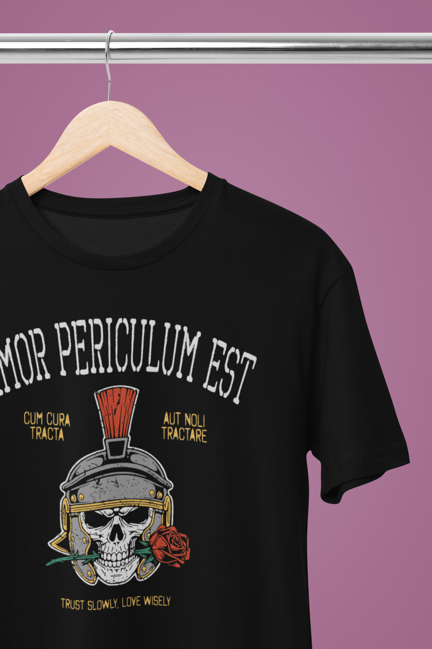 Amor periculum est T-shirt