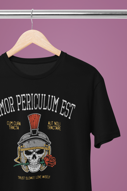 Amor periculum est T-shirt