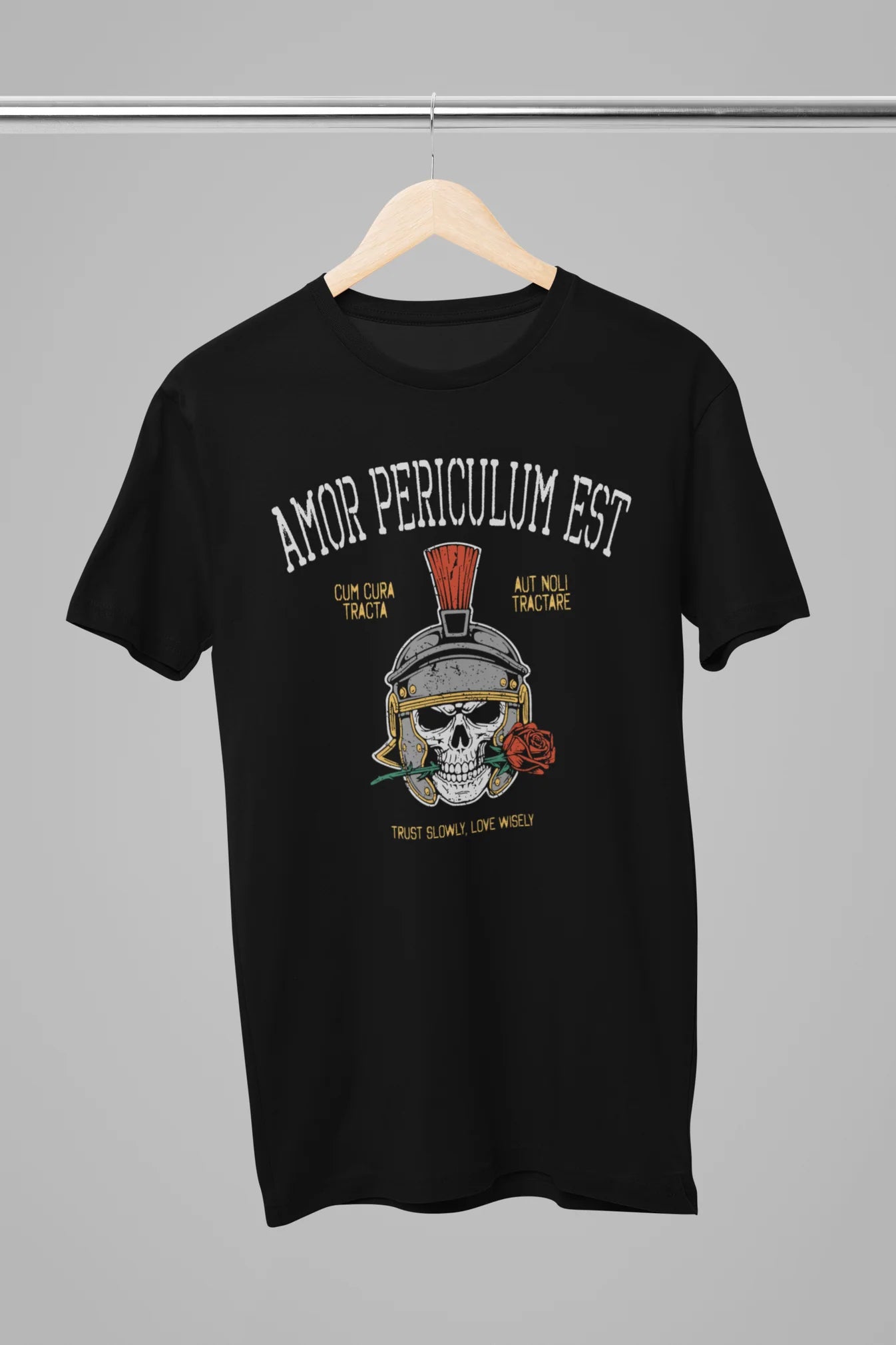 Amor periculum est T-shirt